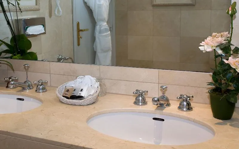 Royal Hotel Paris Champs Elysees 4*,  France
