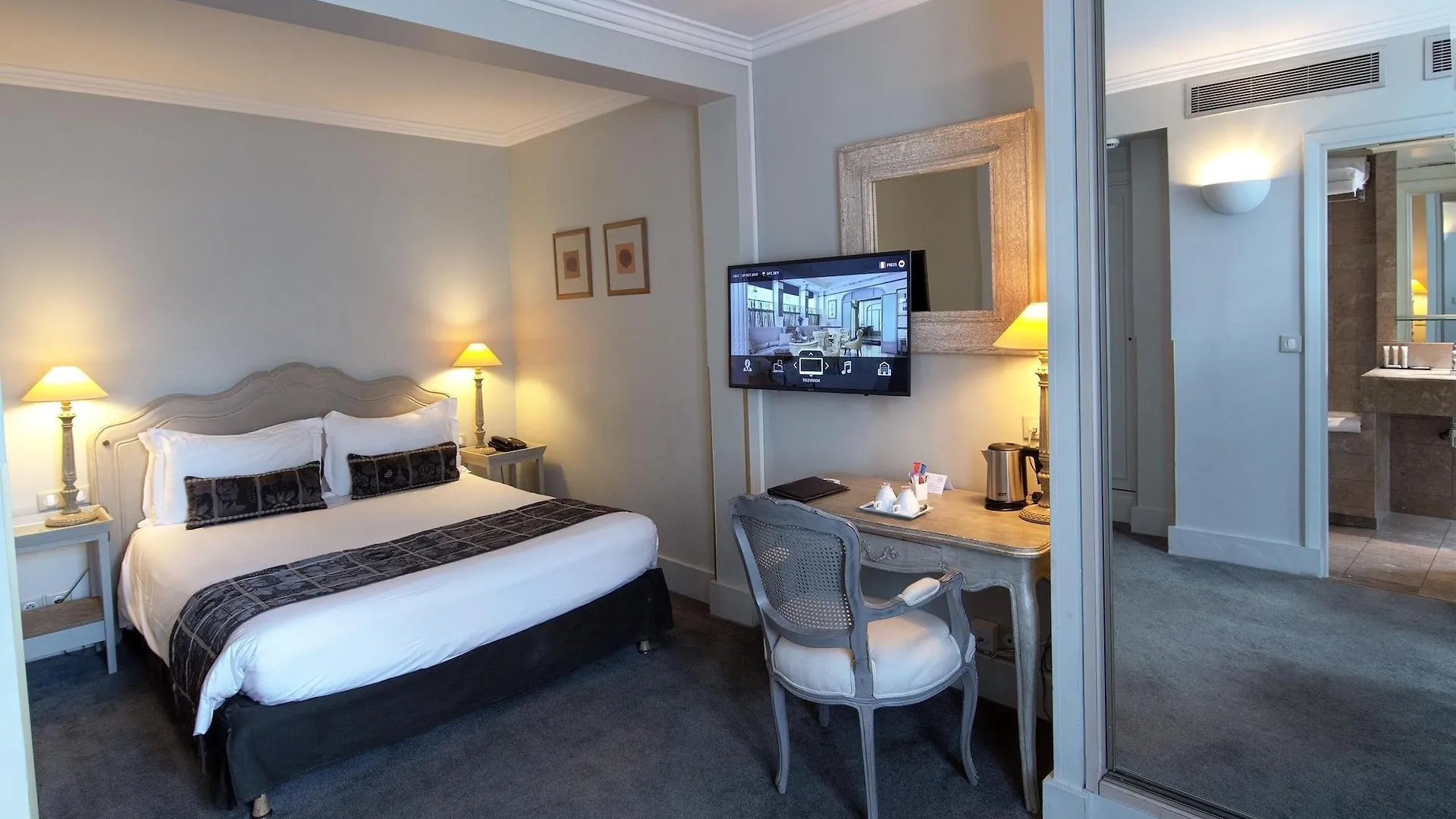 ****  Royal Hotel Paris Champs Elysees France