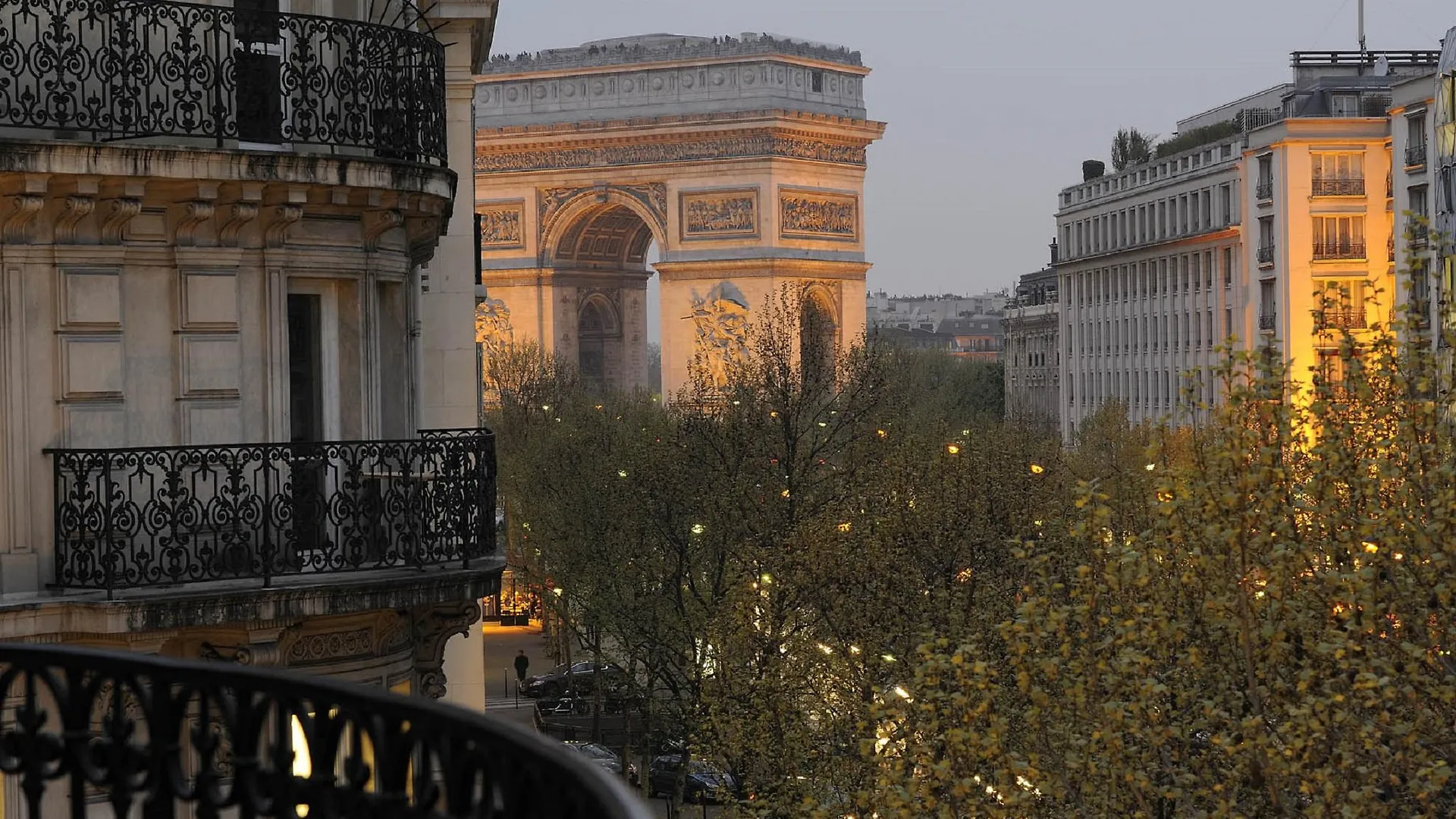 ****  Royal Hotel Paris Champs Elysees France